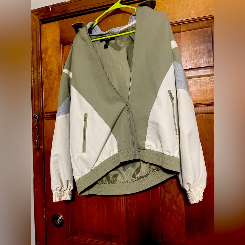 Women wind breaker